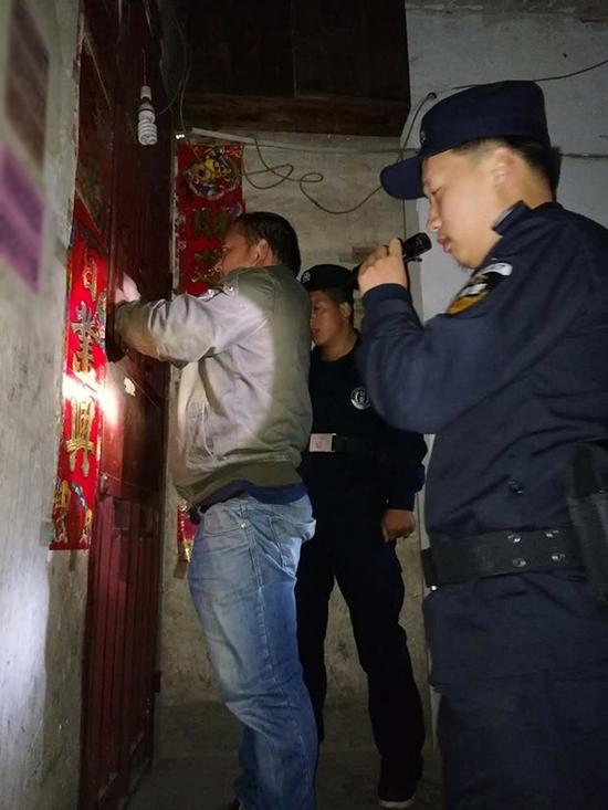 吉安粗心妈妈误将幼女锁家中 民警全城寻开锁师傅开门