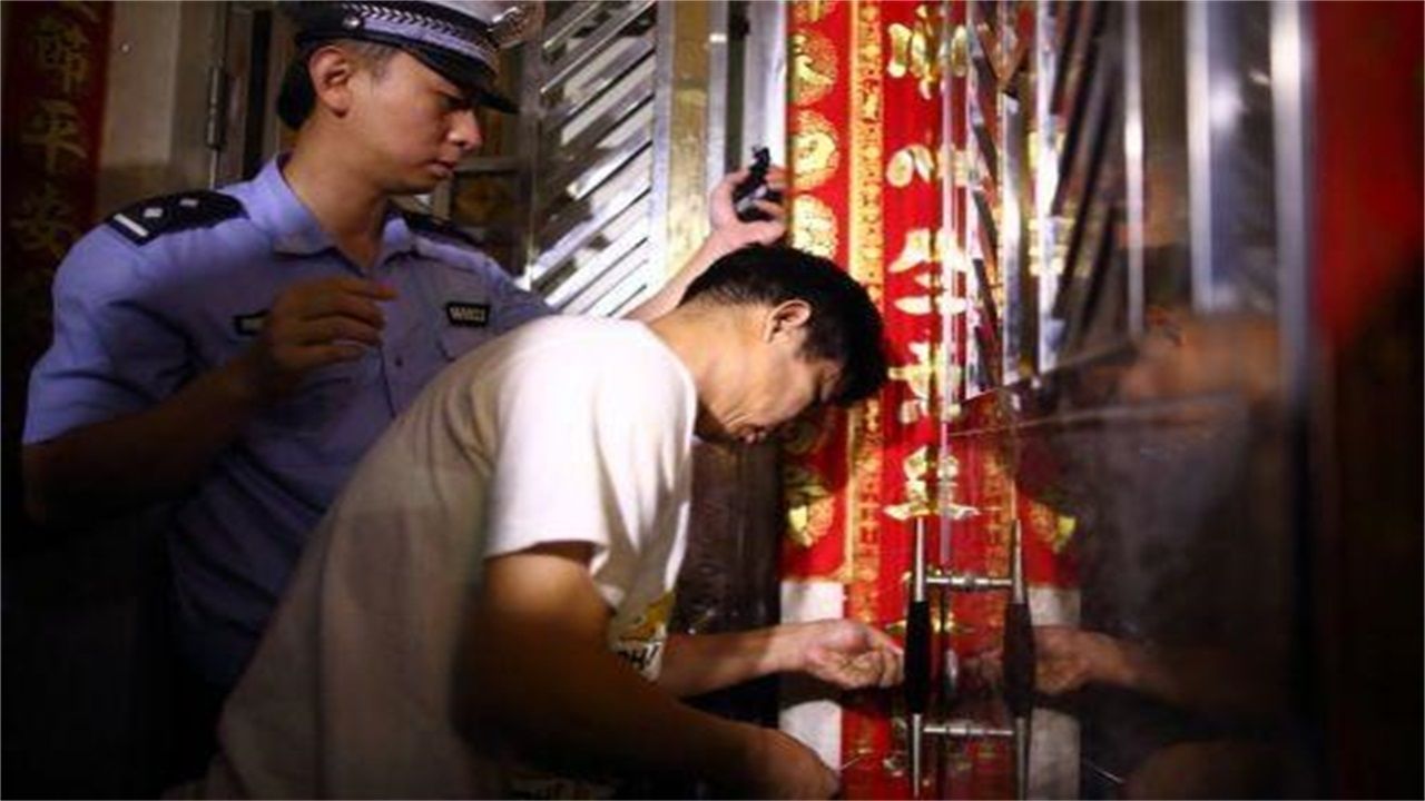 吉安请开锁师傅开了锁后，师傅为什么一般都不进门，就算主人请也不进去？